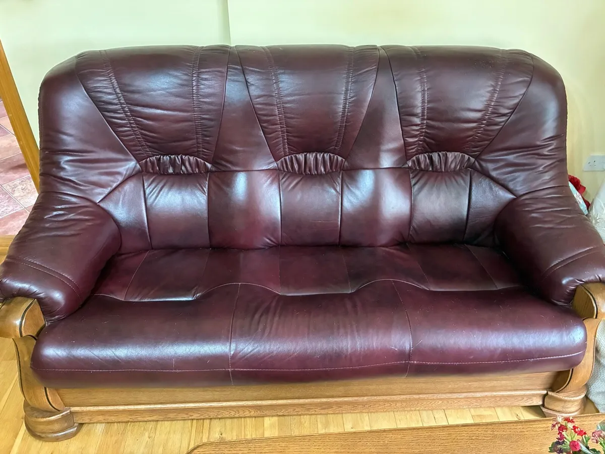 Leather sofas 3 + 2 + 1 seater, table & rug incl. - Image 4