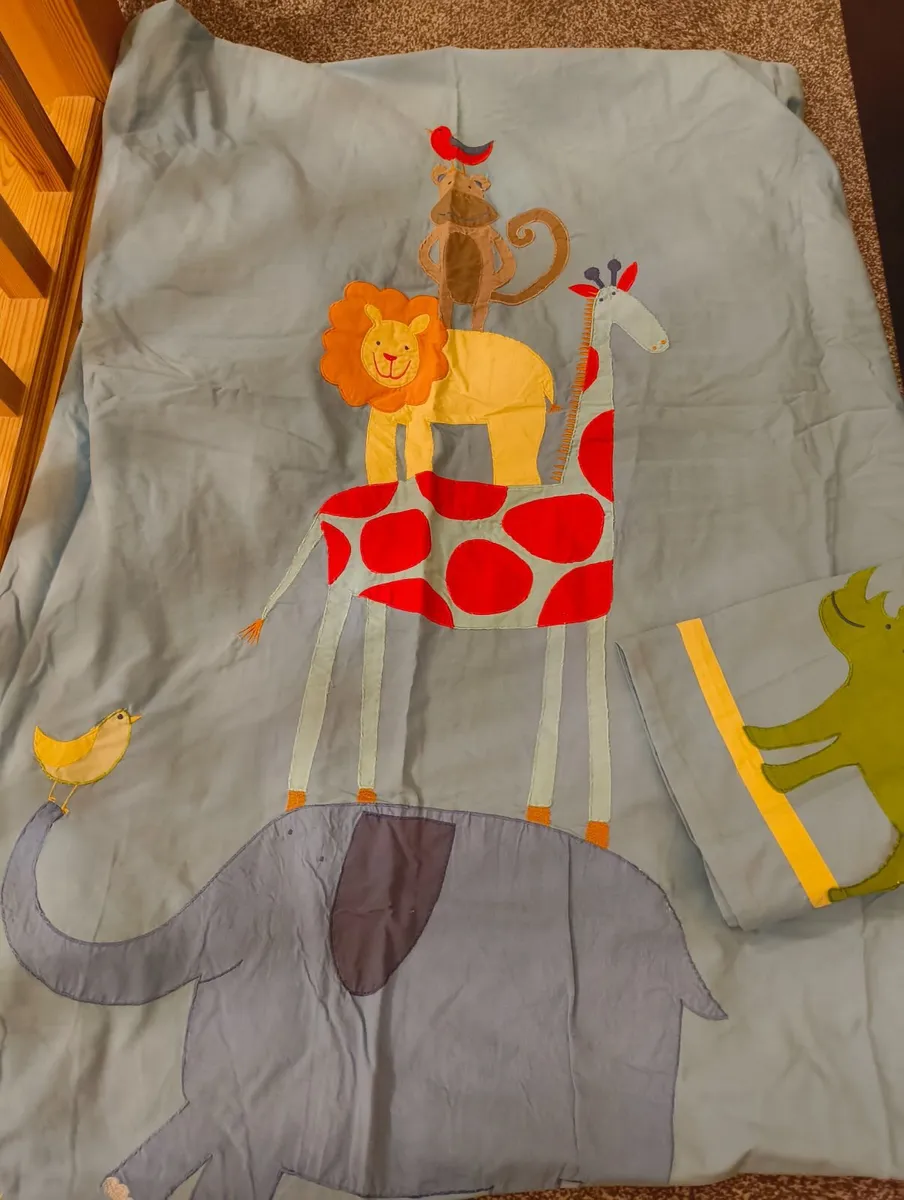 4 Single bed Duvet sets and a bedside locker - Image 4