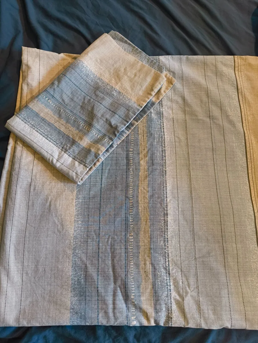 4 Single bed Duvet sets and a bedside locker - Image 3