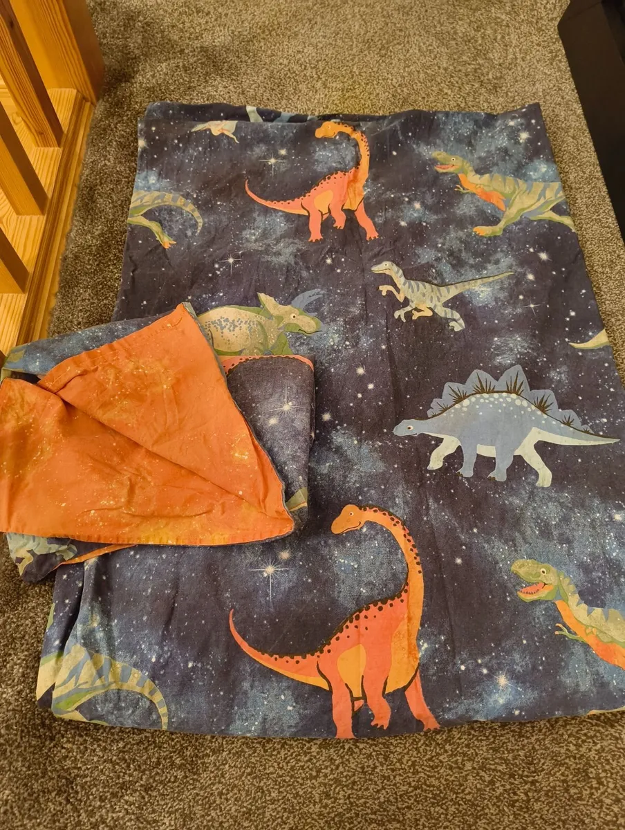 4 Single bed Duvet sets and a bedside locker - Image 2