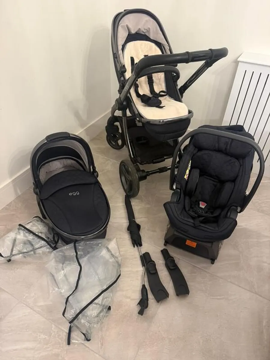 Egg 2 Stroller and Bassinet Travel System - Image 1