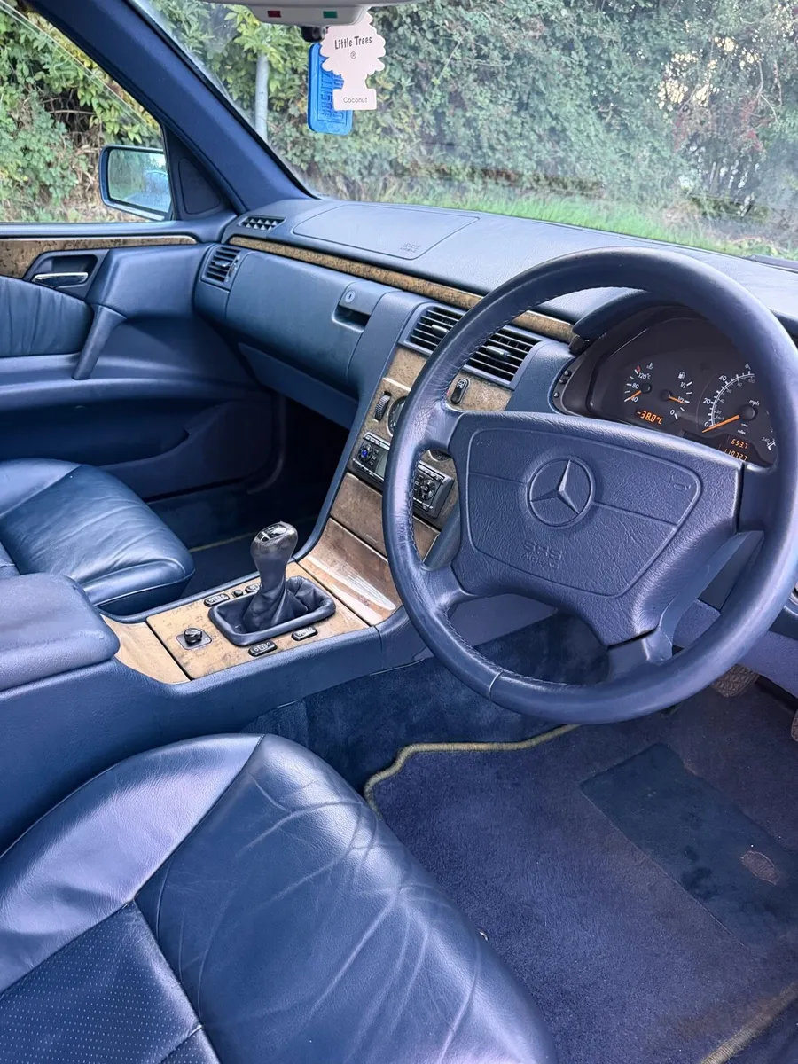 Mercedes e200 - Image 2