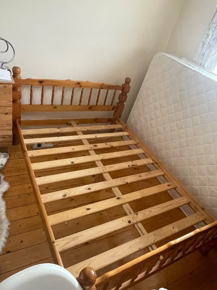 Queen sized bed - Image 1