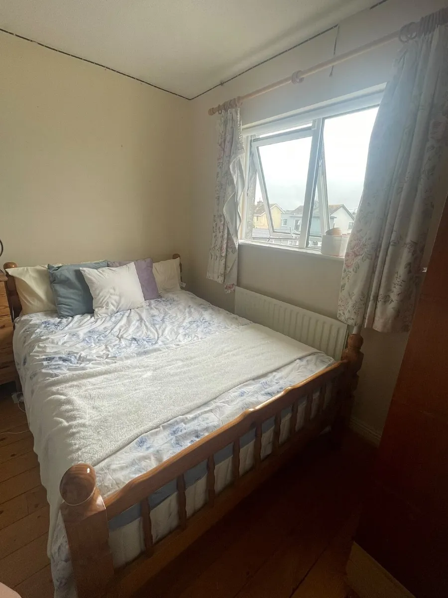 Queen sized bed - Image 3