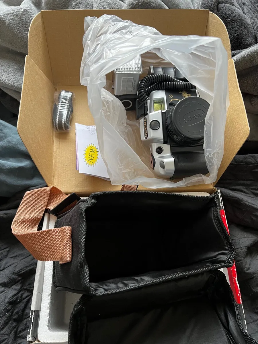 Vintage Nokina 35mm film Camera with flash - Image 2
