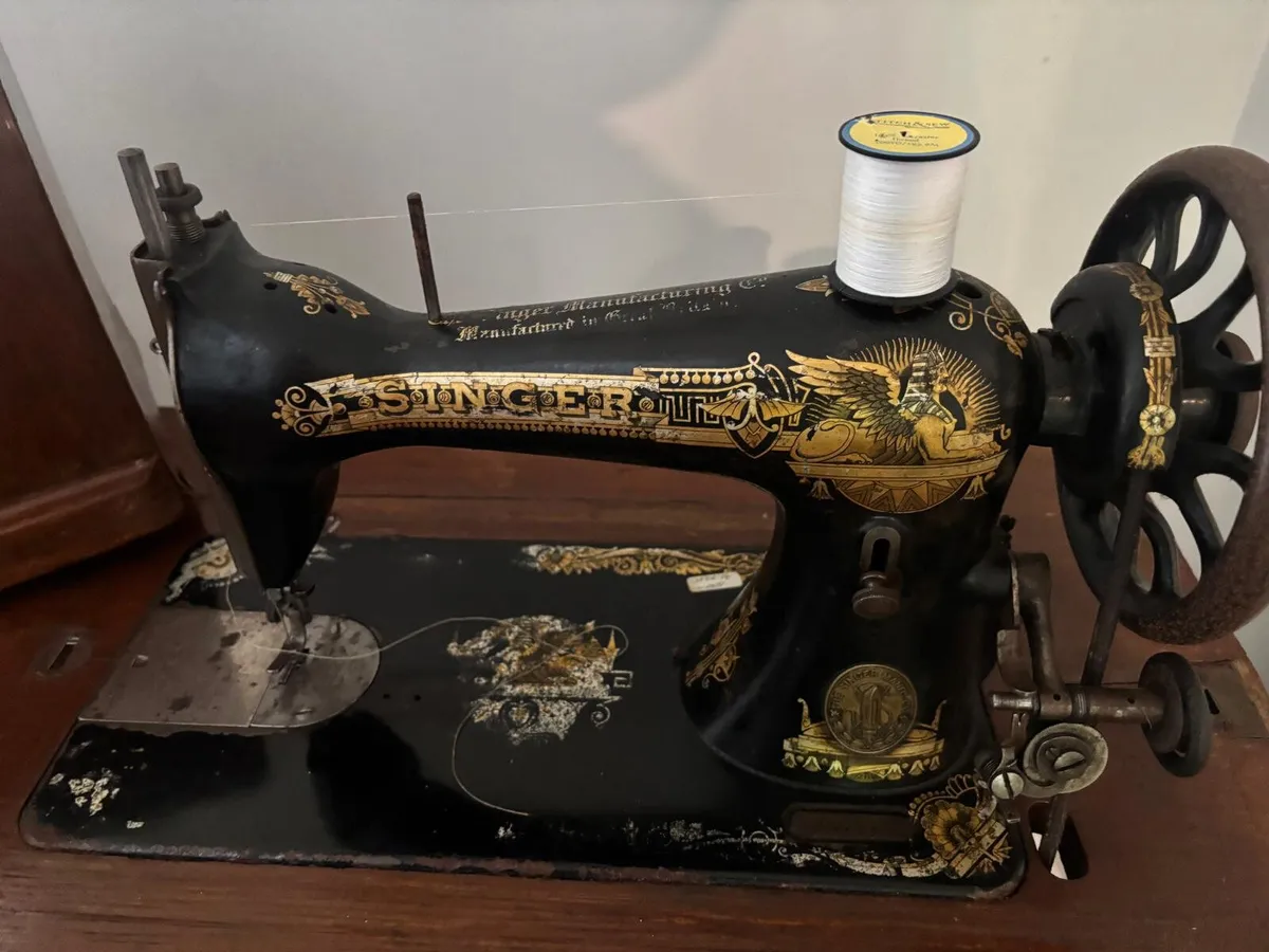 Antique Singer treadle sewing machine - Image 2