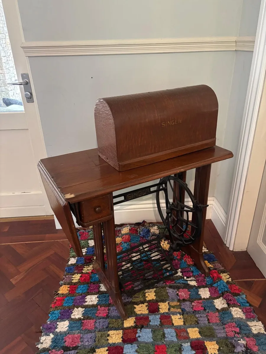 Antique Singer treadle sewing machine - Image 3