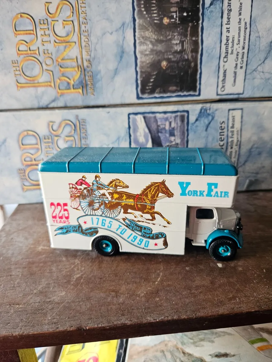 Corgi Circus Fair Ground Showmans Range Truck - Image 1