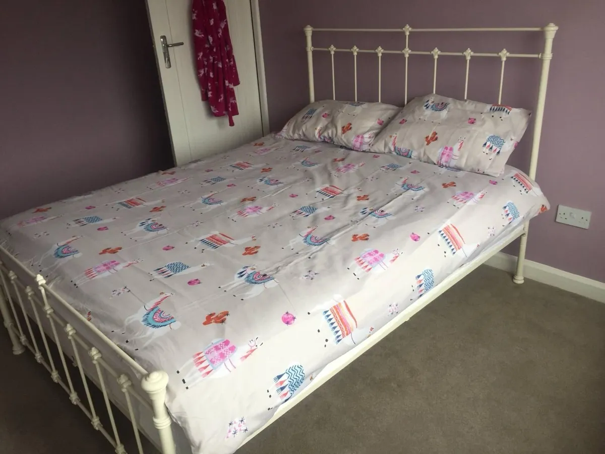 Cast iron bed - Image 1