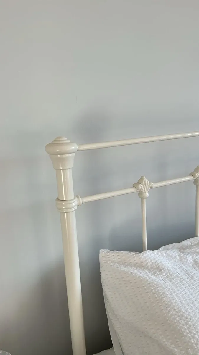 Cast iron bed - Image 2