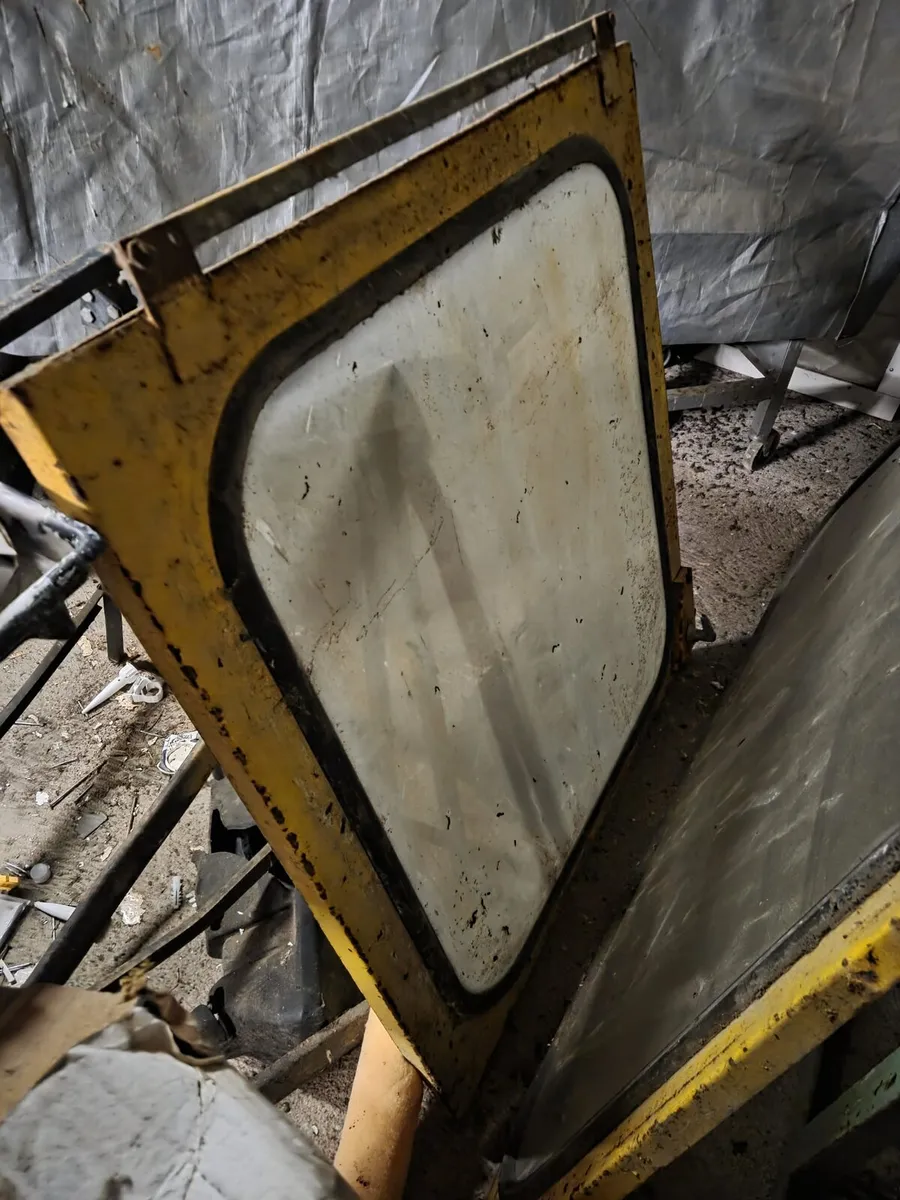 Jcb window - Image 1
