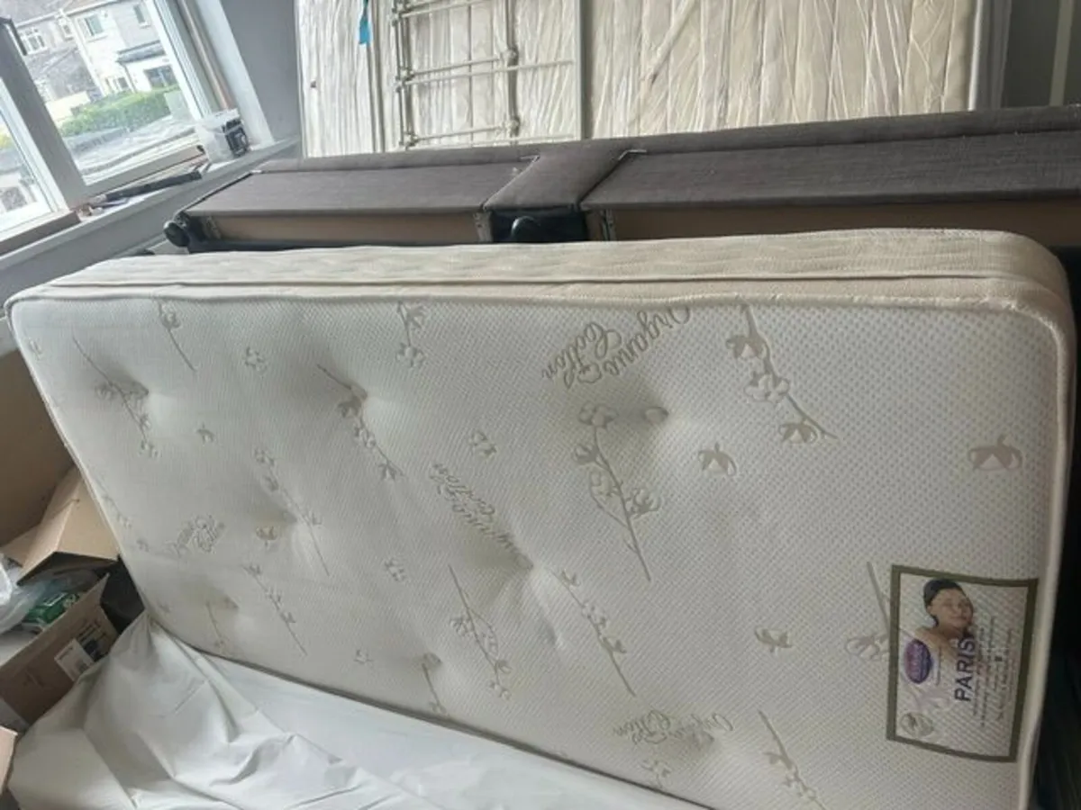 Single bed with mattress and headboard - Image 1