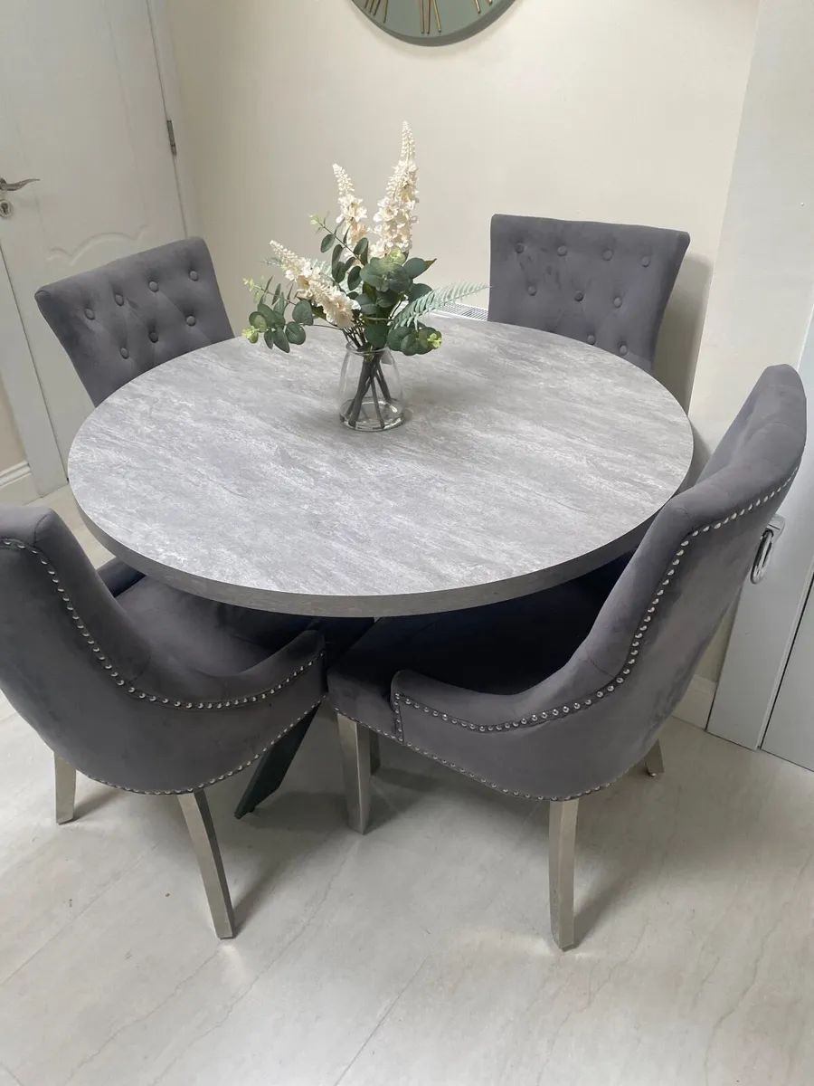 Table and chairs - Image 1