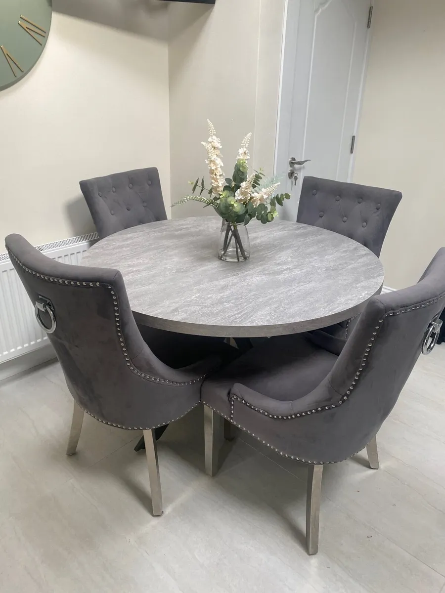 Table and chairs - Image 2