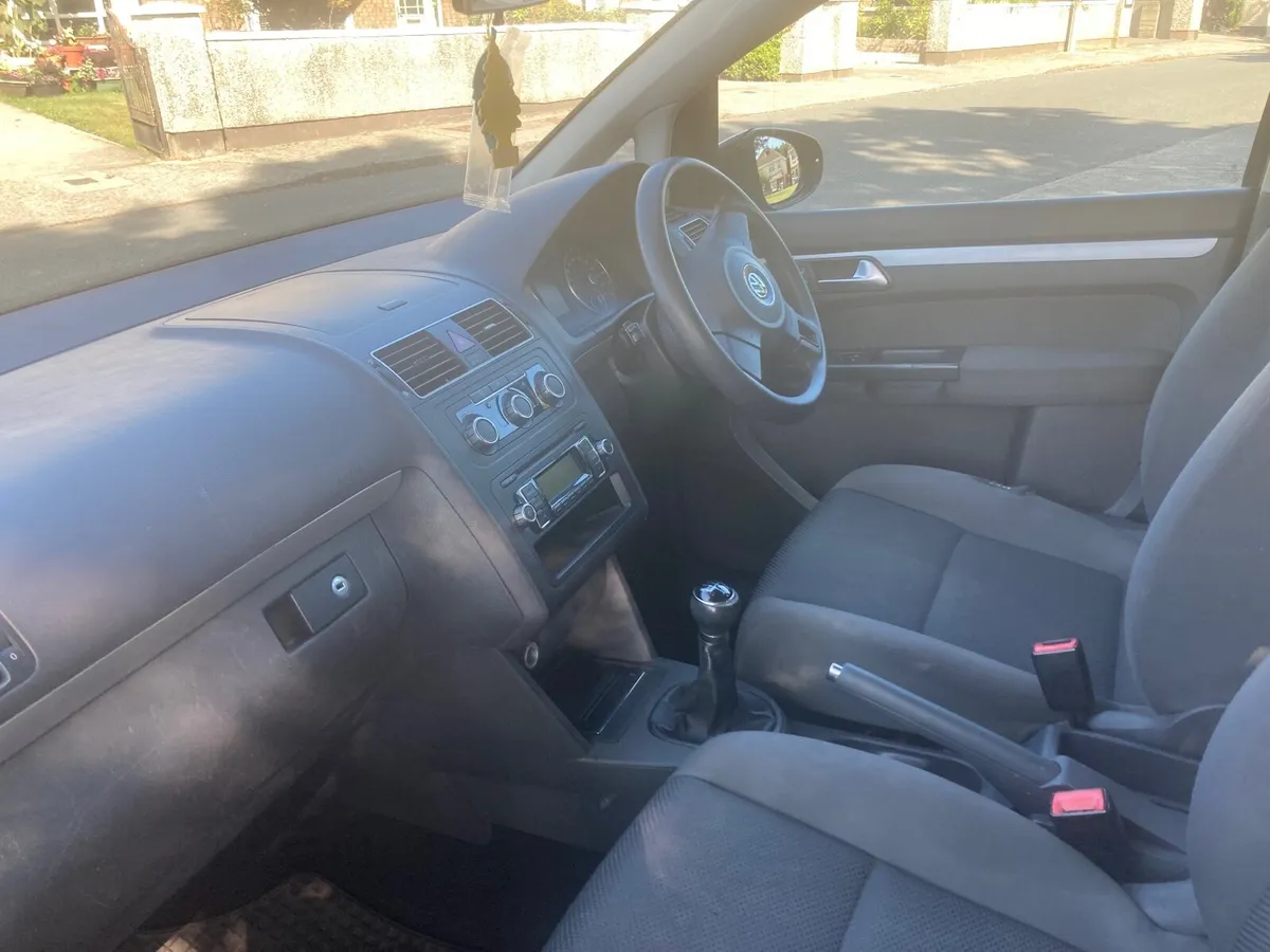 Volkswagen Touran 2010 - Image 2
