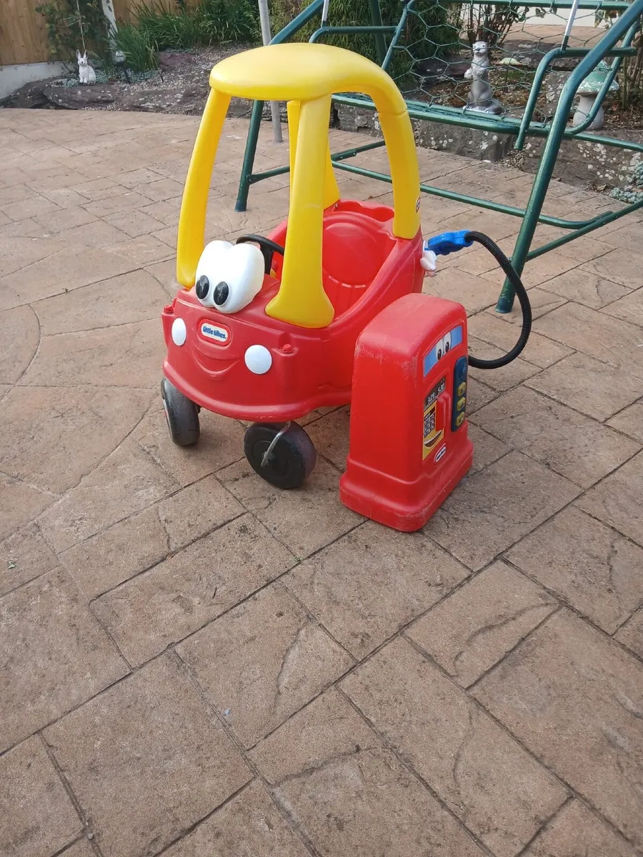 Cozy Coupe and petrol pump - Image 1