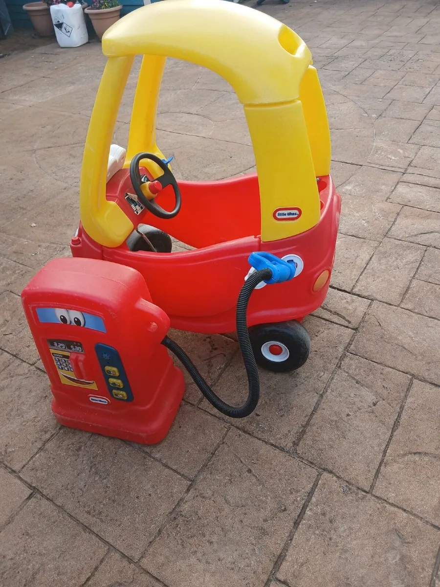 Cozy Coupe and petrol pump - Image 2