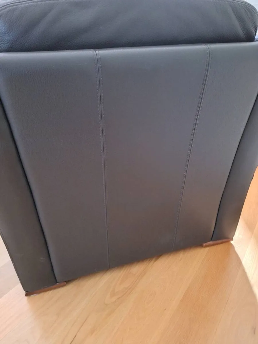 Leather 2 seater couch - Image 3