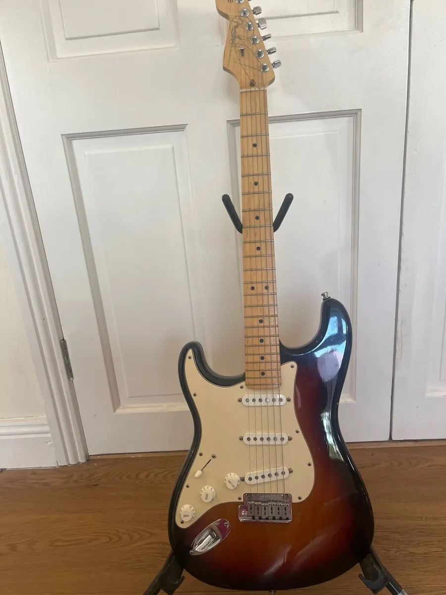 Electric guitar - Image 1