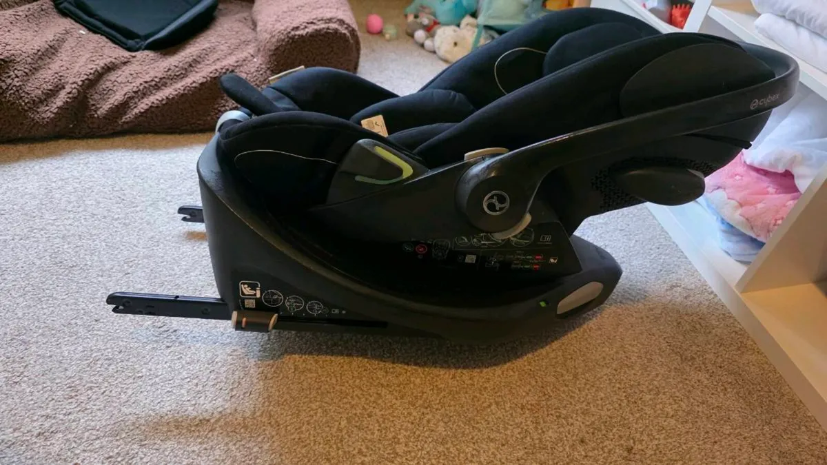 2x Cybex Cloud G i-Size Car Seats & 2x Isofix Rota - Image 3