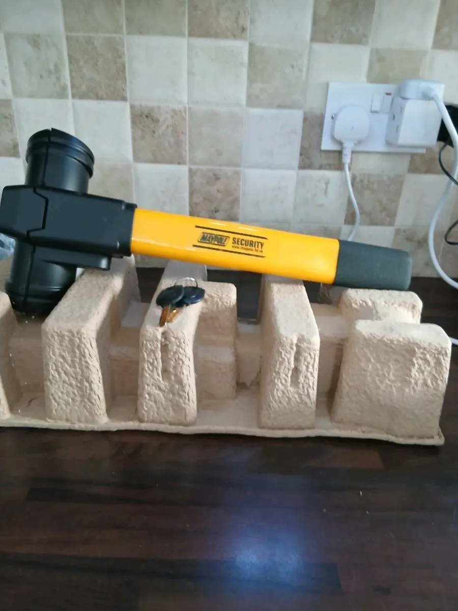 UNIVERSAL STEERING WHEEL LOCK NEW BOXED - Image 2