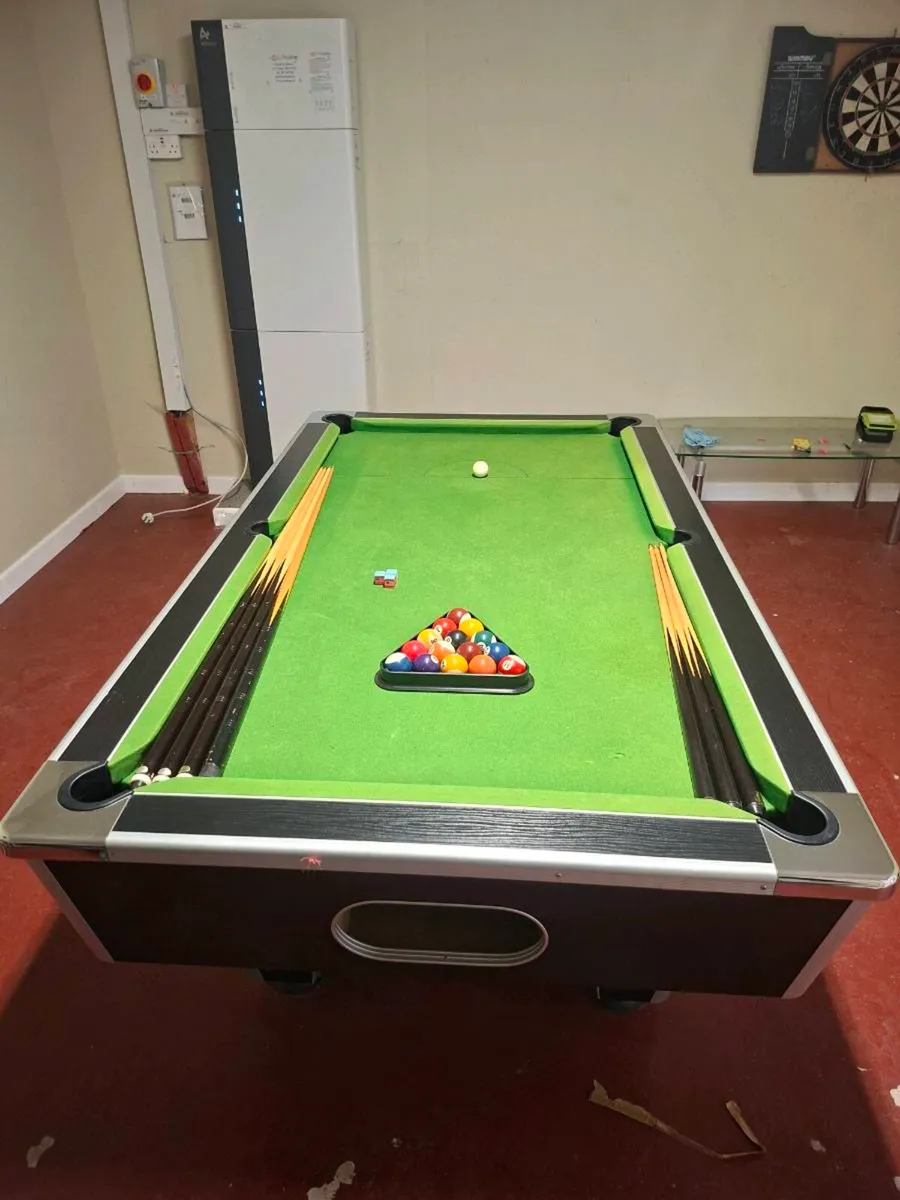 Pool table - Image 1