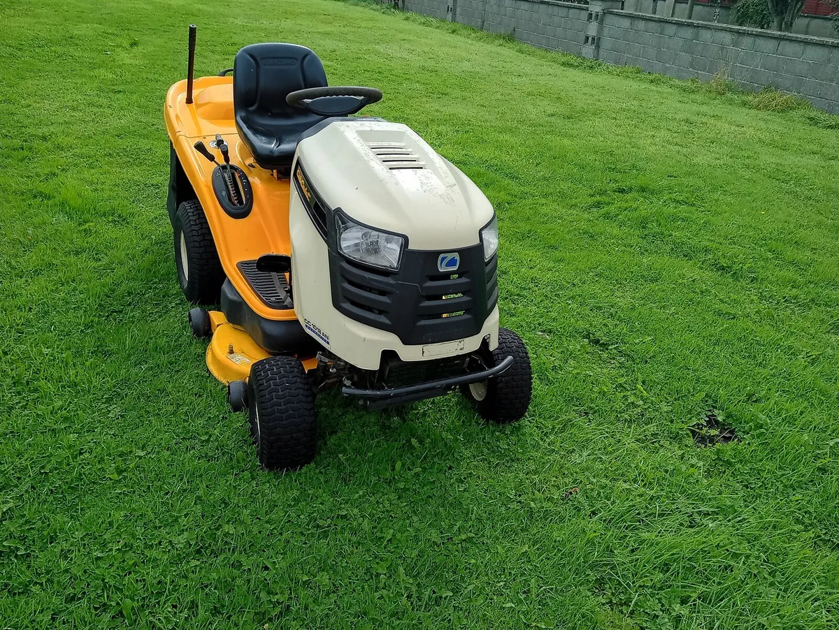 Ride on lawnmower - Image 1