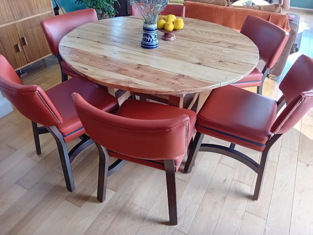 Round dining table and vintage chairs - Image 1