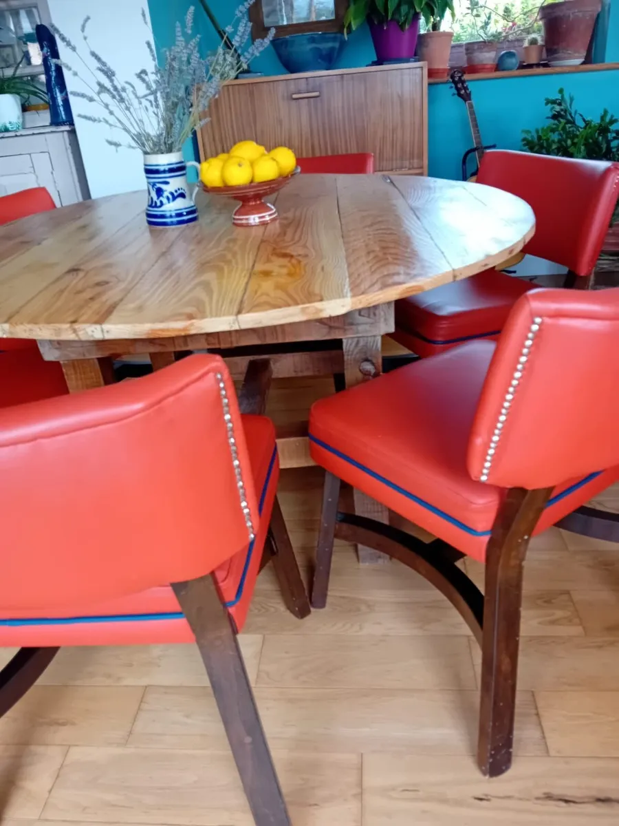 Round dining table and vintage chairs - Image 2