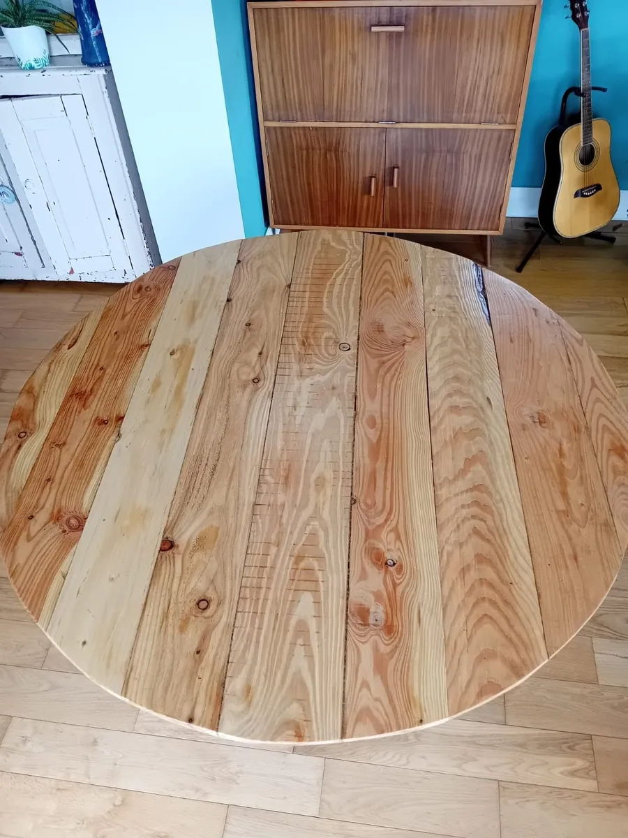 Round dining table and vintage chairs - Image 3