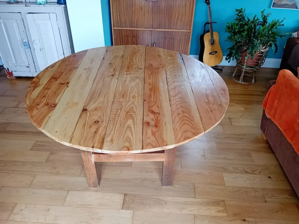 Round dining table and vintage chairs - Image 4