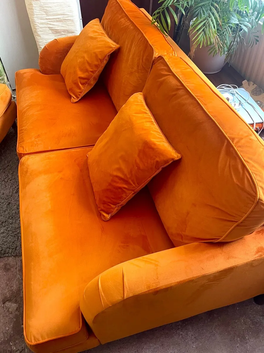 3 seaters sofa 1 month old - Image 3