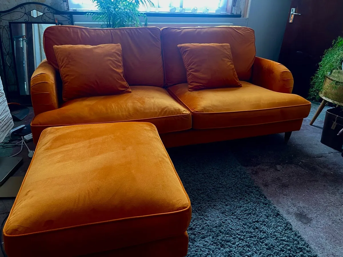 3 seaters sofa 1 month old - Image 4