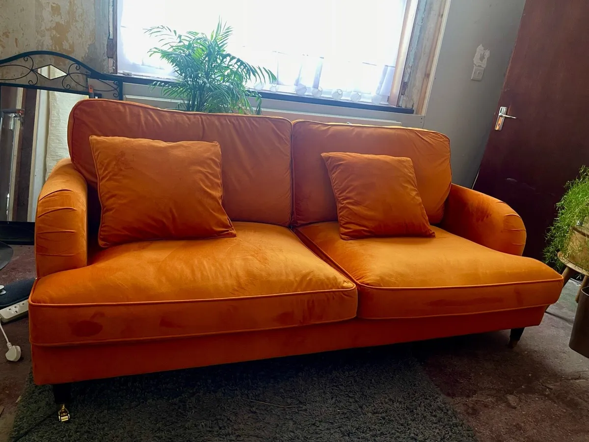 3 seaters sofa 1 month old - Image 2