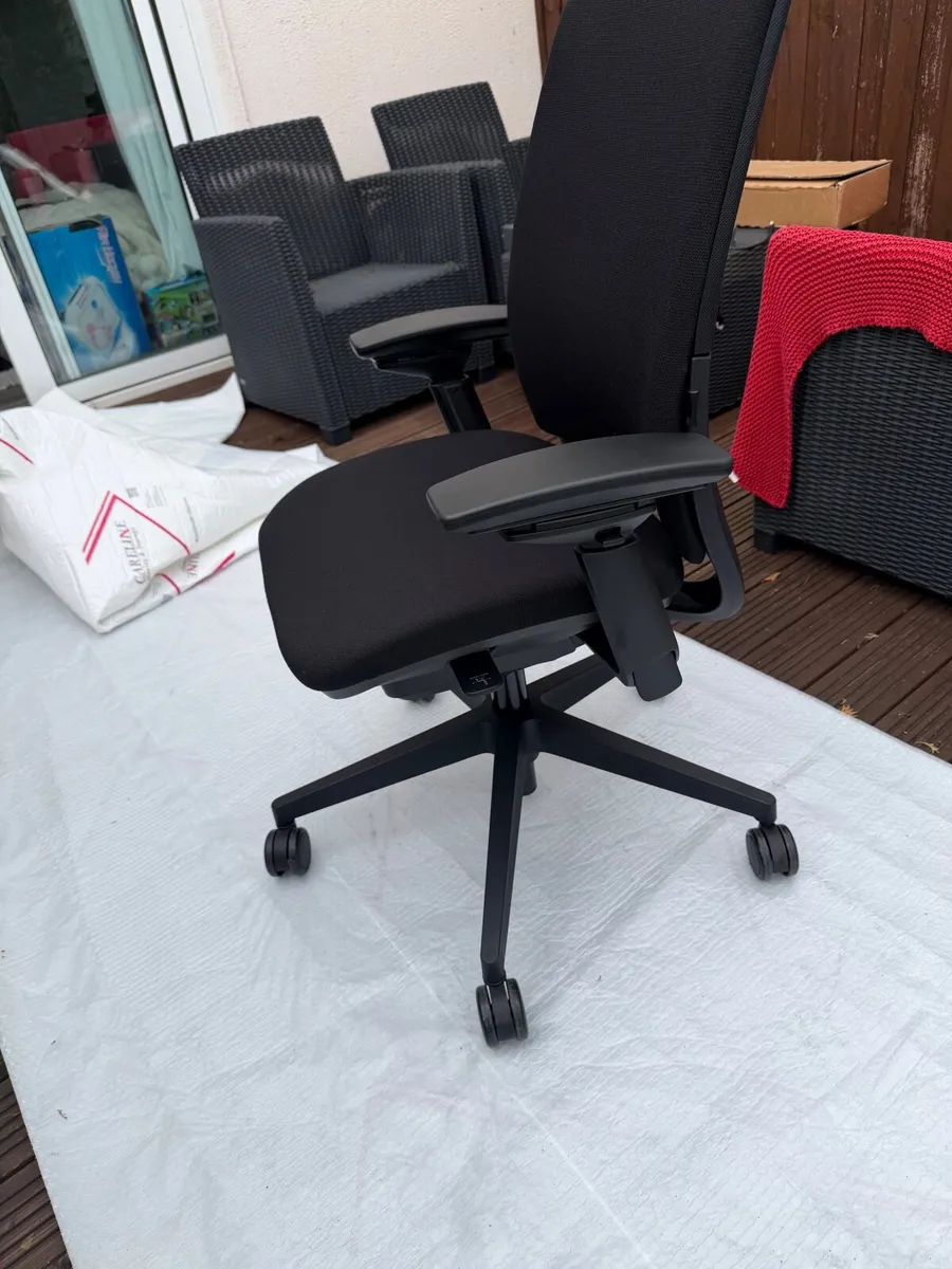 The Steelcase Amia office chair - Image 4