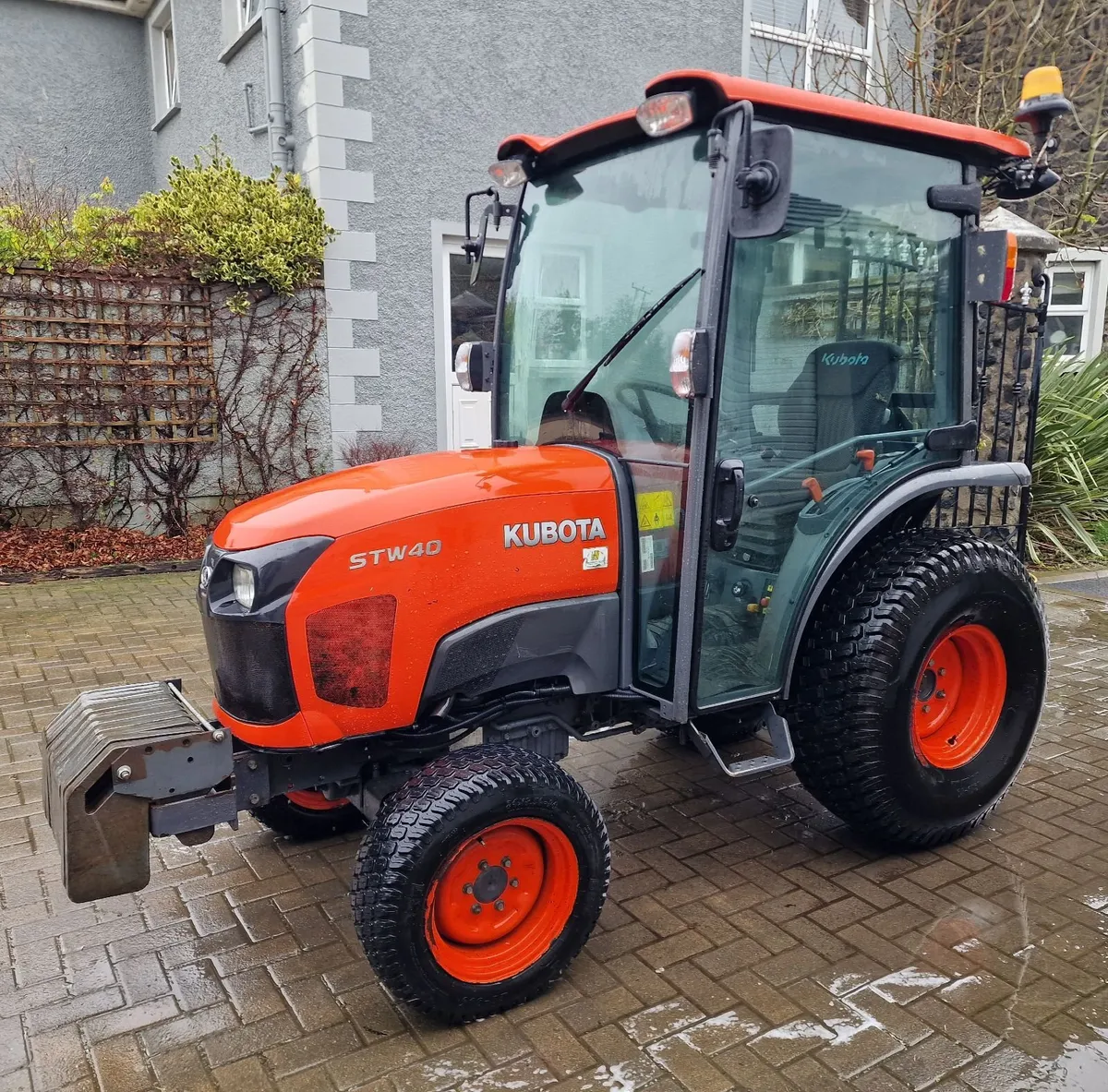 Kubota STW40 40hp Compact Tractor - Image 2