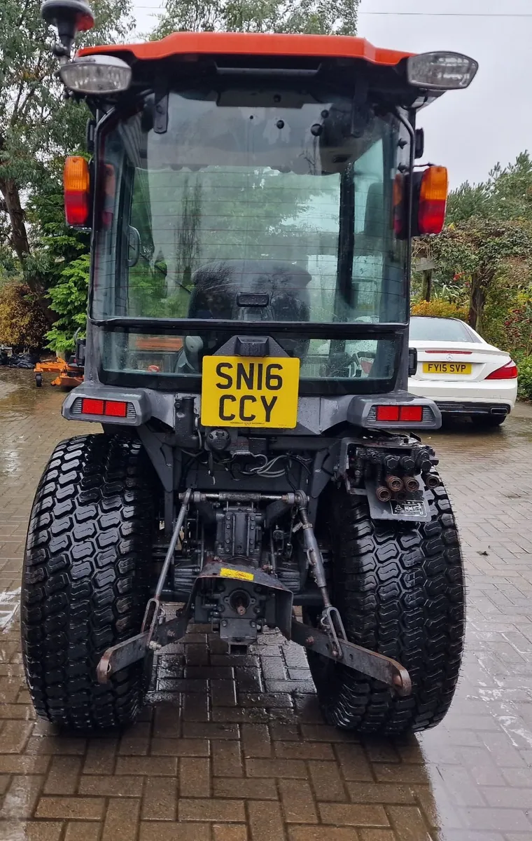 Kubota STW40 40hp Compact Tractor - Image 3