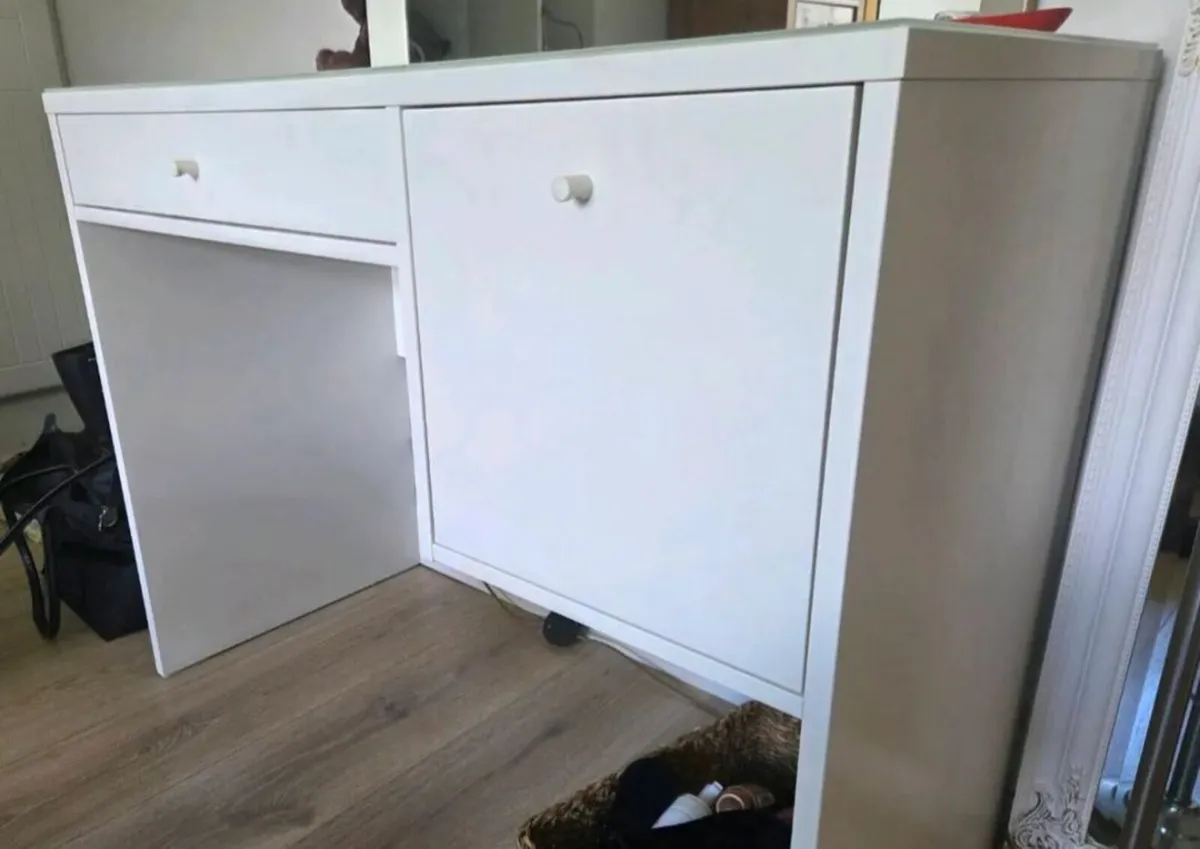 Dressing table