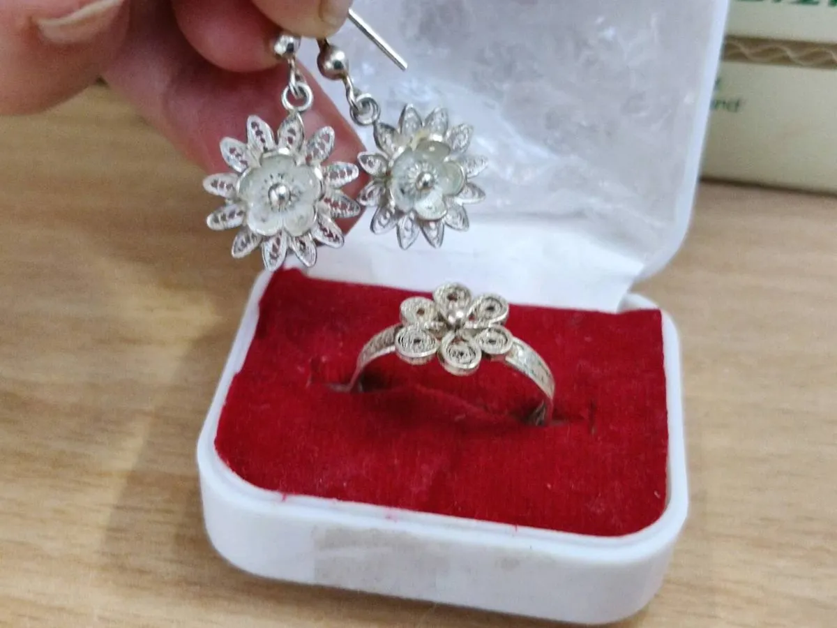 MATCHING DAISIES, 925 Silver RARE Ring & Earrings - Image 2