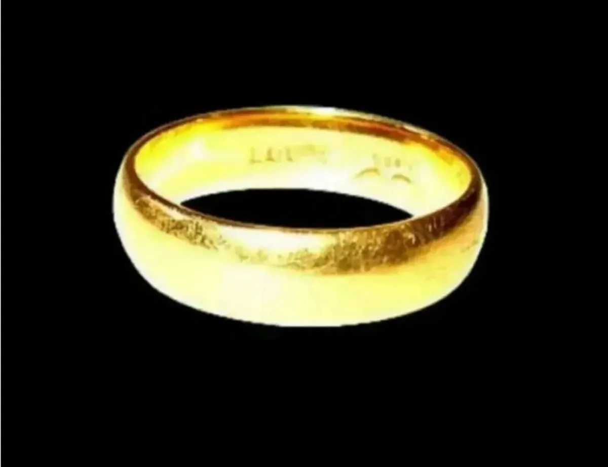 Vintage Hallmarked 18k Hallmarked Wedding Ring - Image 1