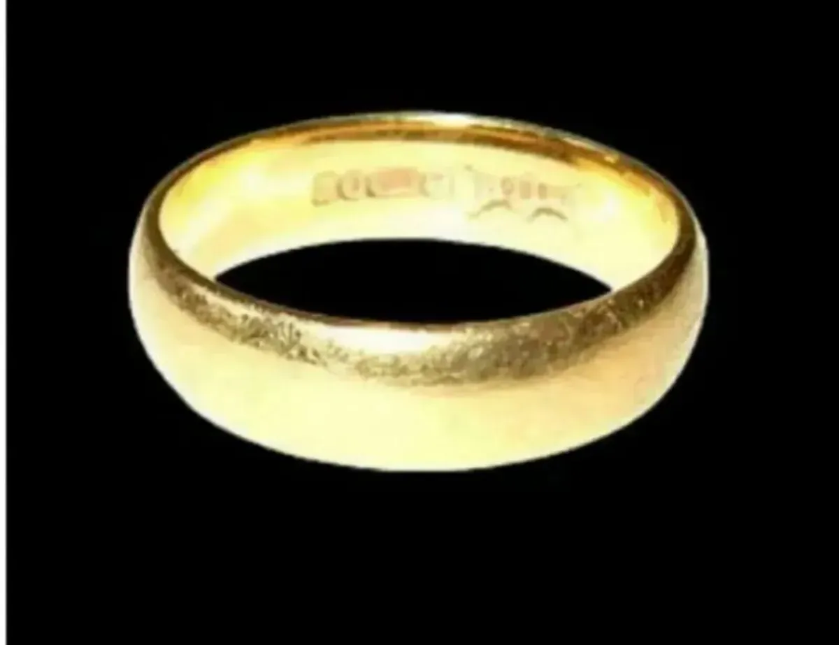 Vintage Hallmarked 18k Hallmarked Wedding Ring - Image 2