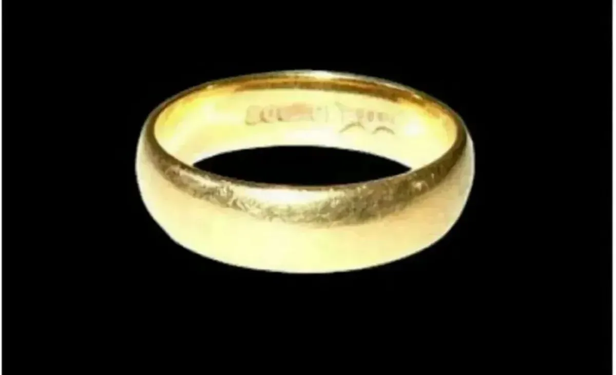 Vintage Hallmarked 18k Hallmarked Wedding Ring - Image 3