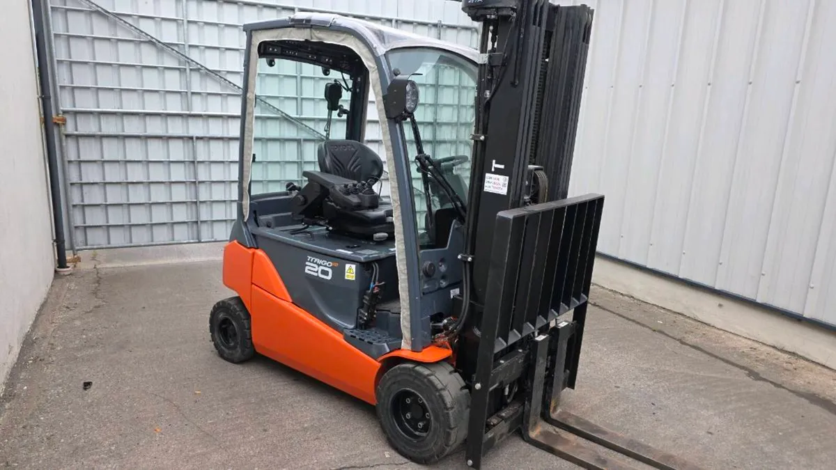 Toyota 2 tonne electric forklift - Image 2