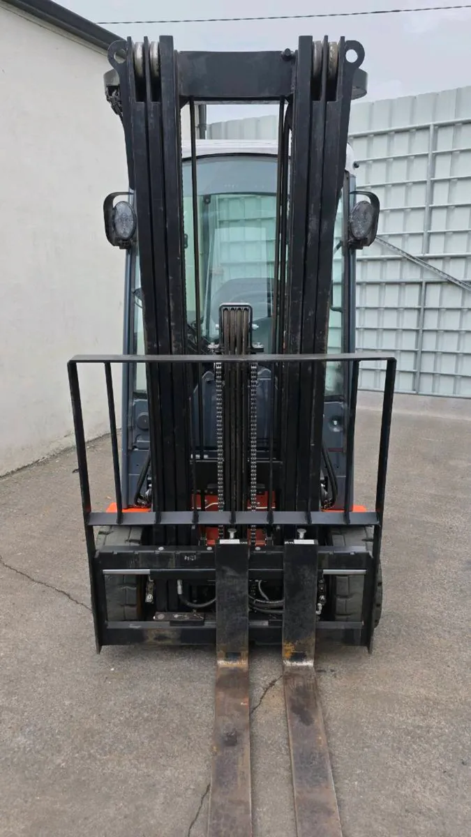 Toyota 2 tonne electric forklift - Image 4