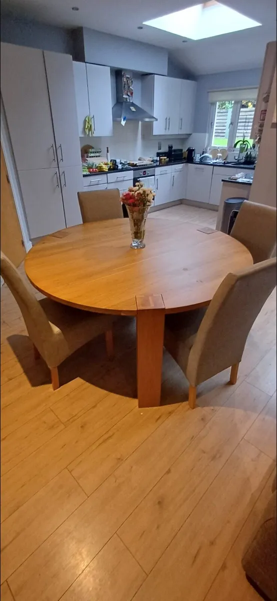 Dining table - Image 1