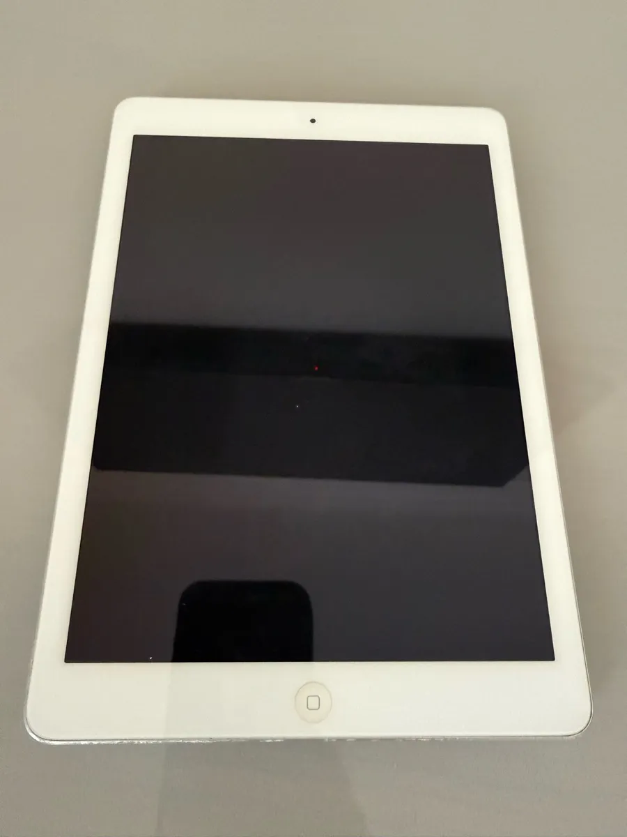 Apple Air iPad and case - Image 4