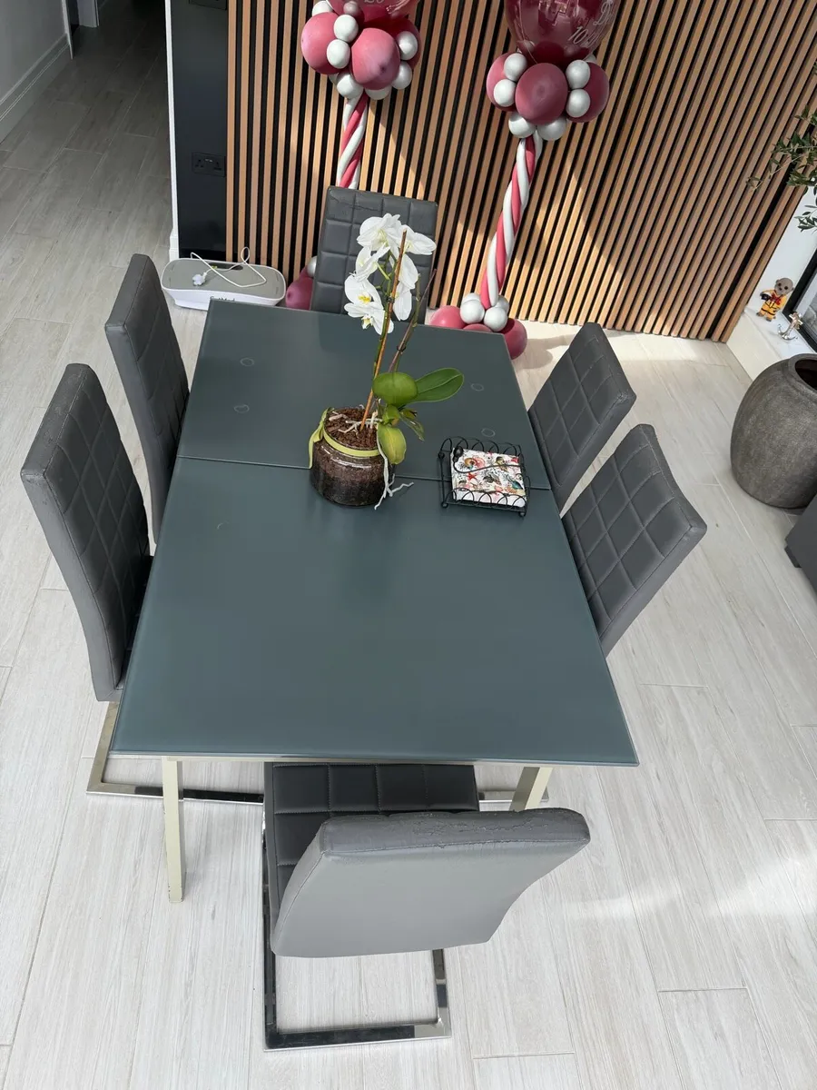 Glass extendable kitchen table and 6 chairs - Image 1