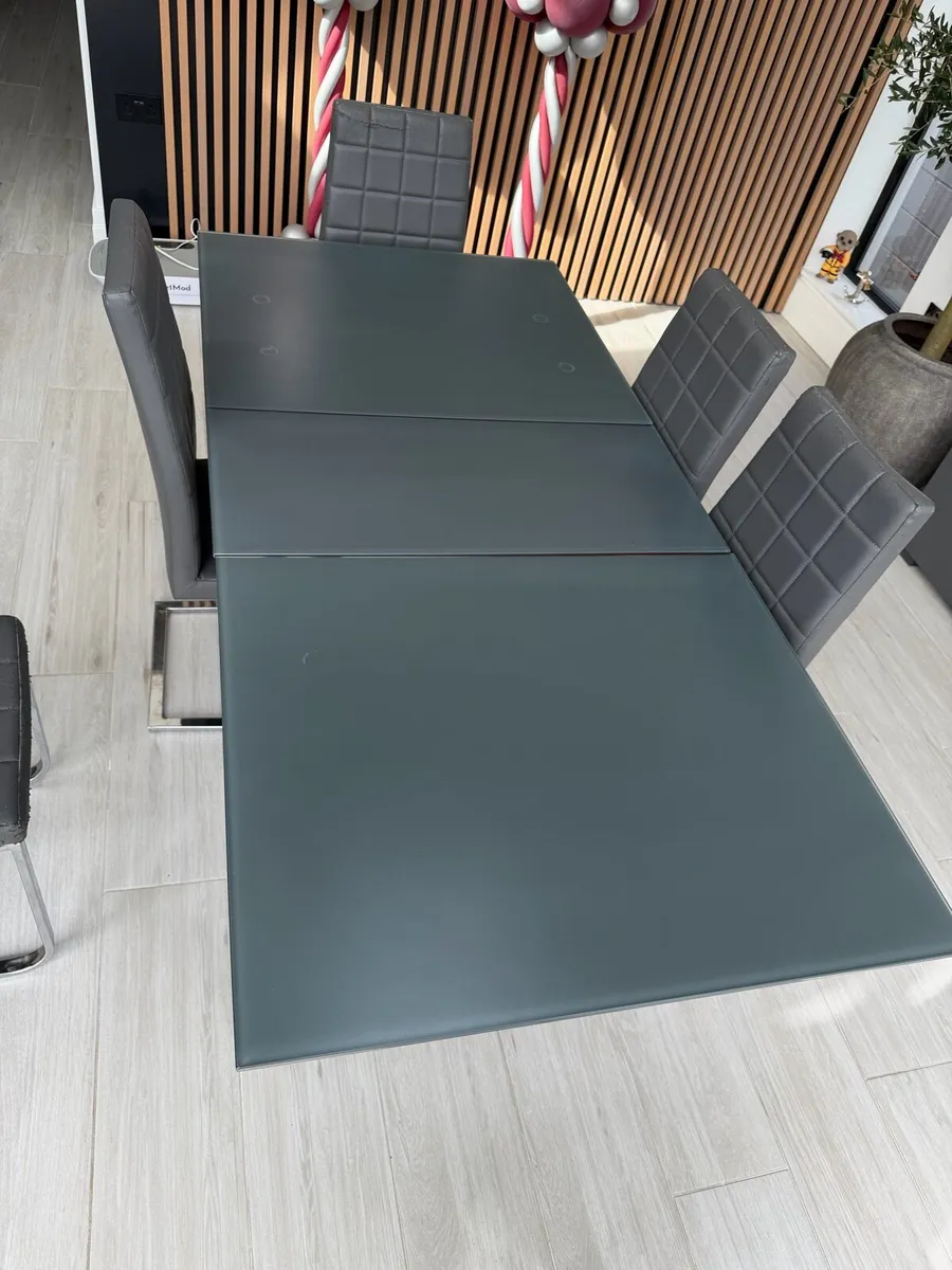 Glass extendable kitchen table and 6 chairs - Image 2