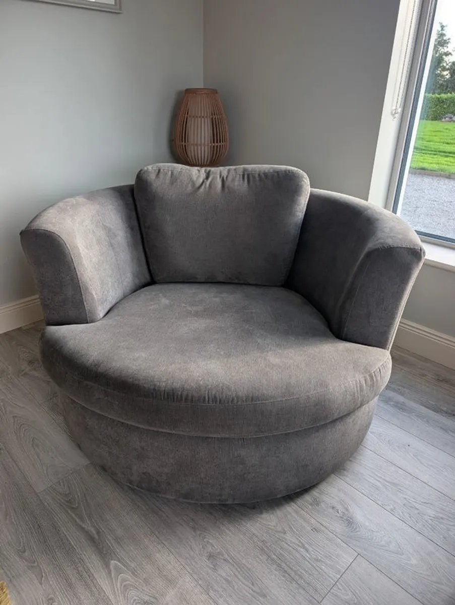 Ez Living swivel chair - Image 1