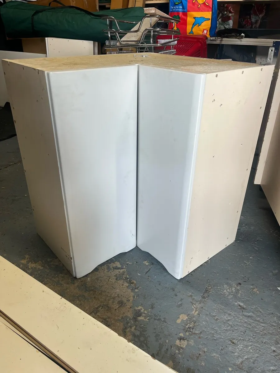 Fitted kitchen units - Image 1